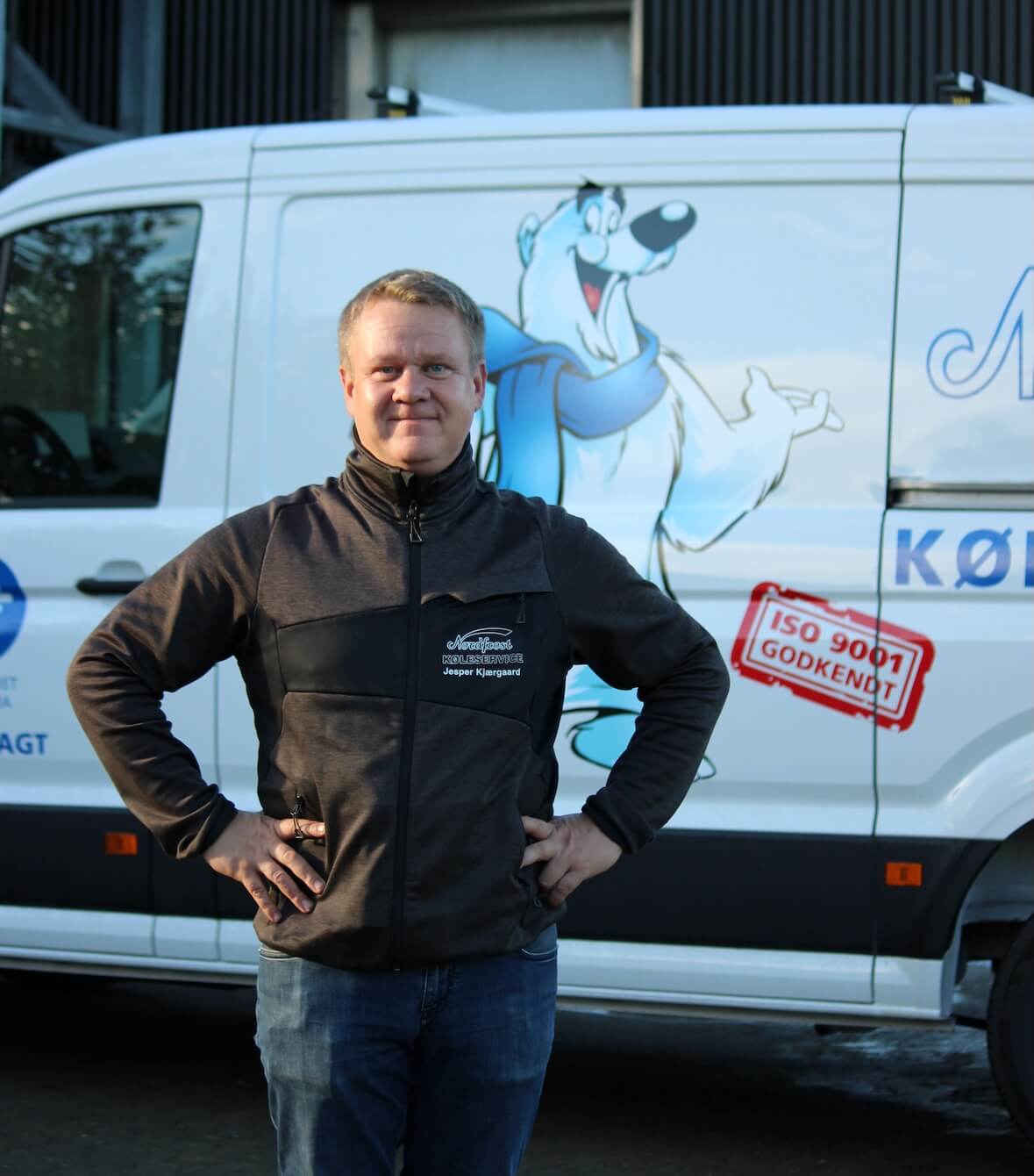 Nordfrost direktør foran bil