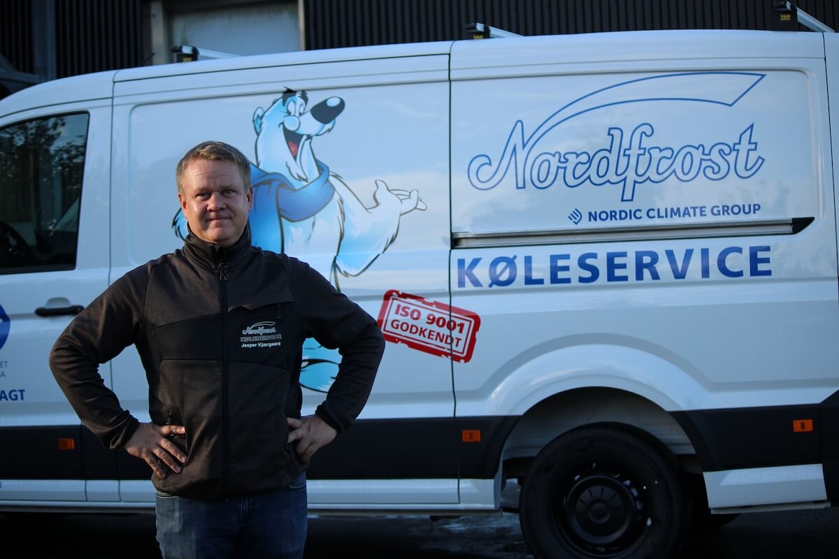 Nordfrost direktør foran bil bred